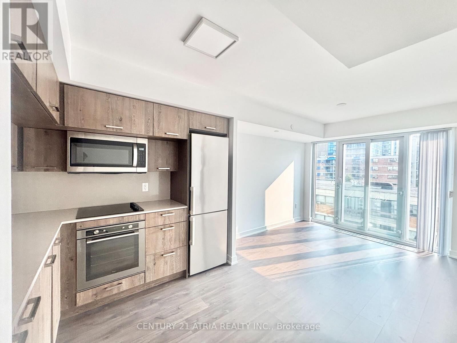 Property Photo:  50 McCaul St Street 811  ON M5T 1V9 