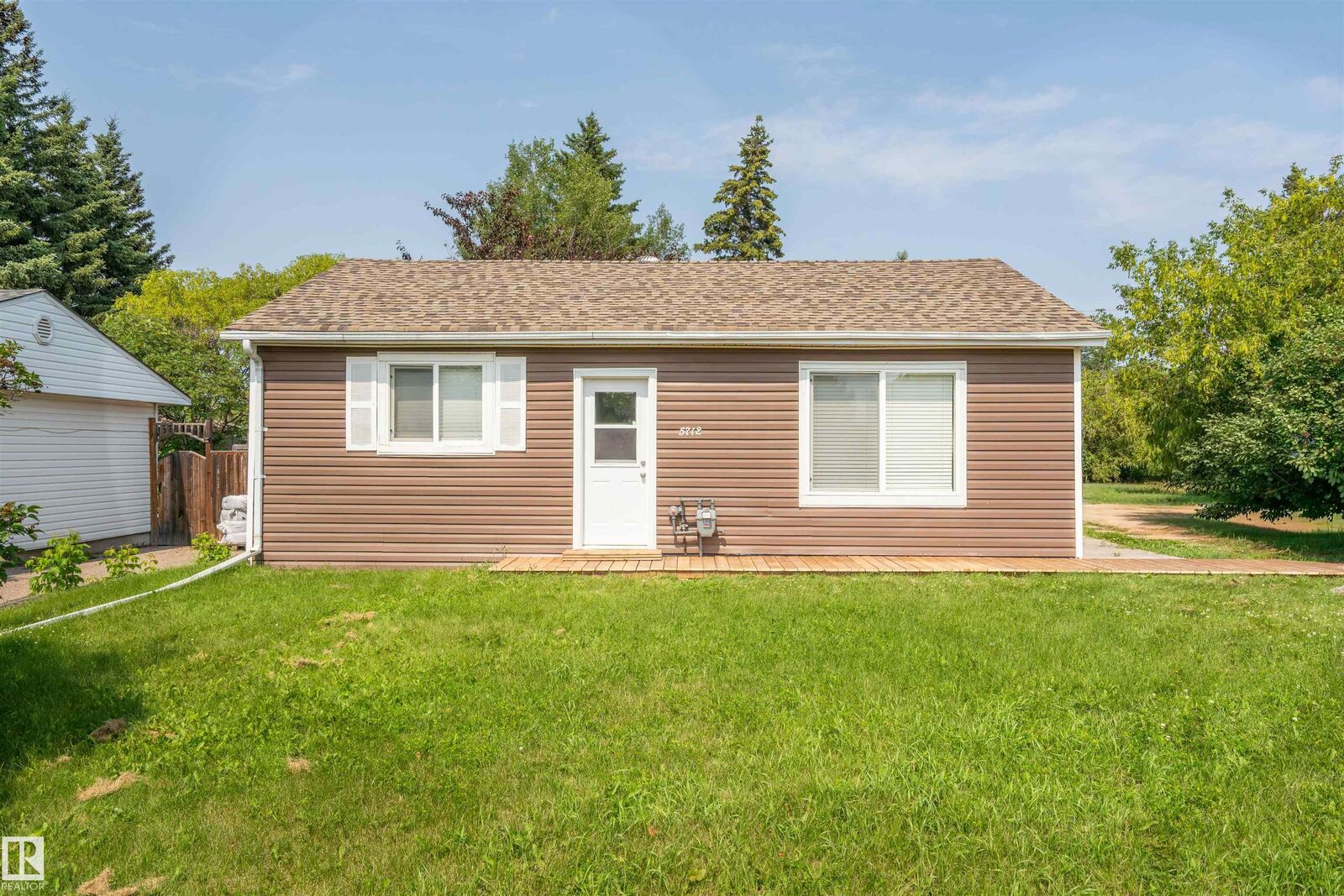Property Photo:  5712 50 Avenue  AB T9M 1S4 