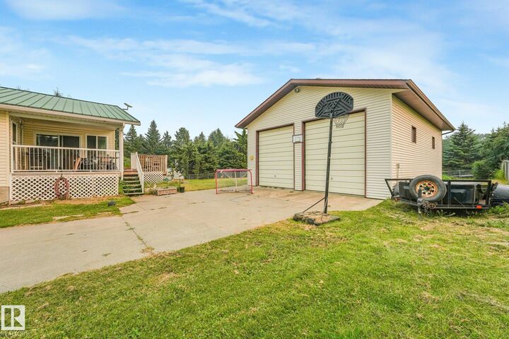 Property Photo: 54 Buskmose Dr AB T0C 2V0