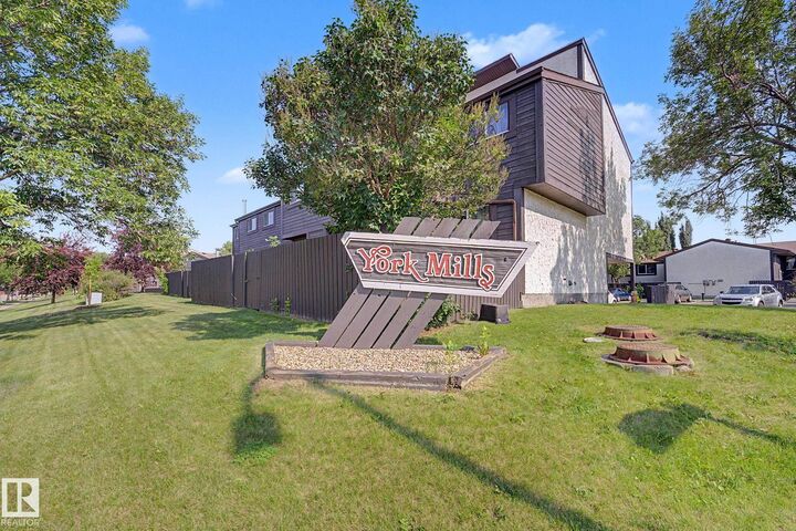 1096 Knottwood Road NW — photo 1