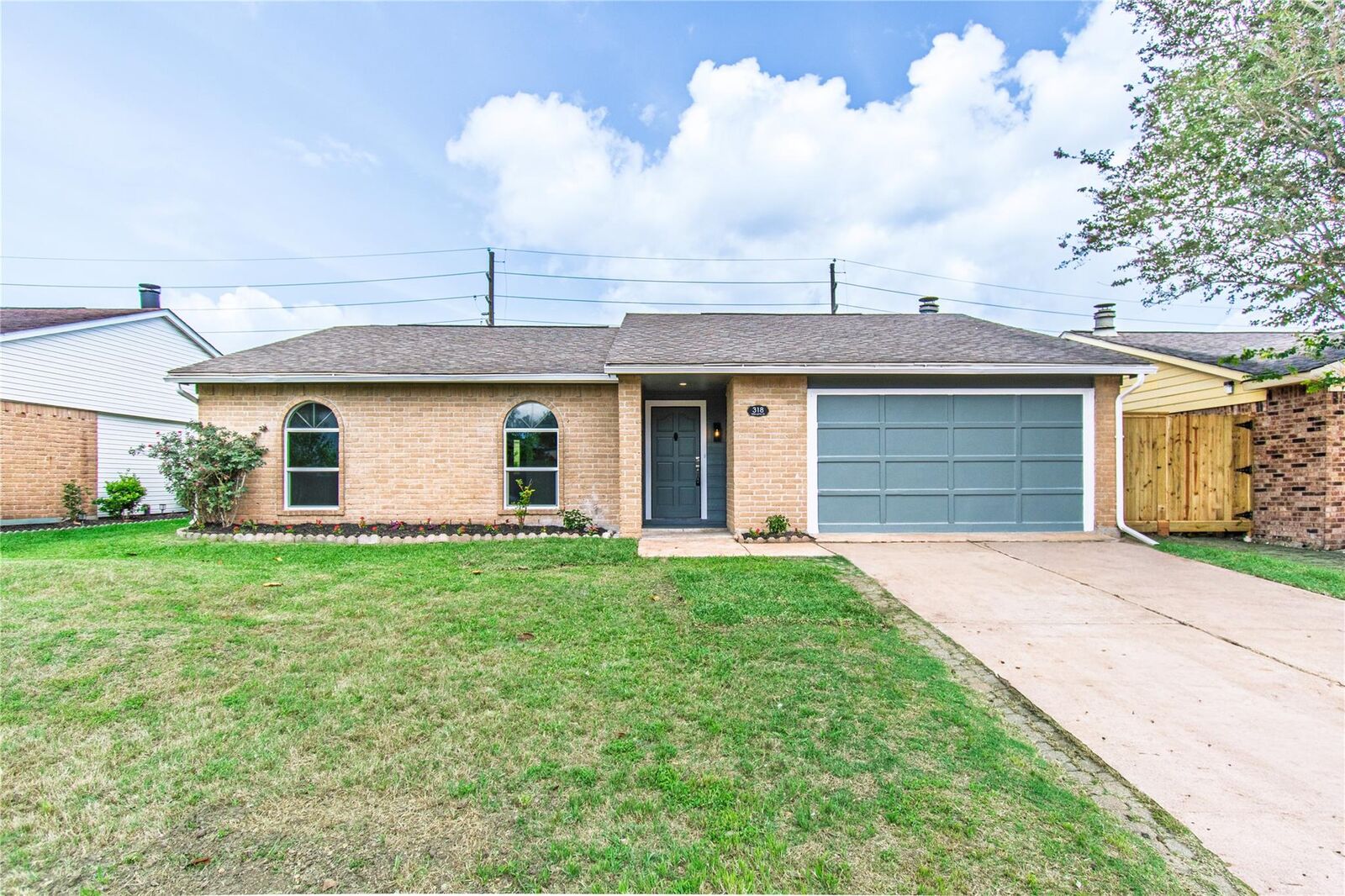 Property Photo: 318 Willoughby Drive TX 77469