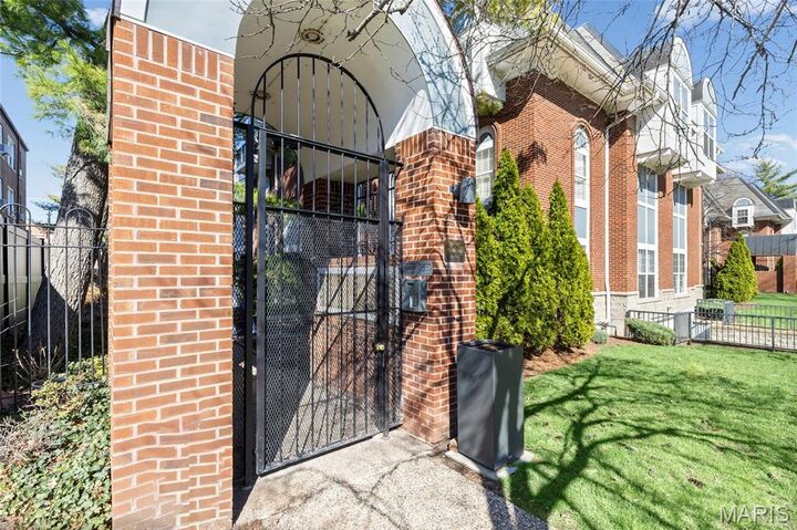 Property Photo:  4235 W Pine Boulevard 3  MO 63108 