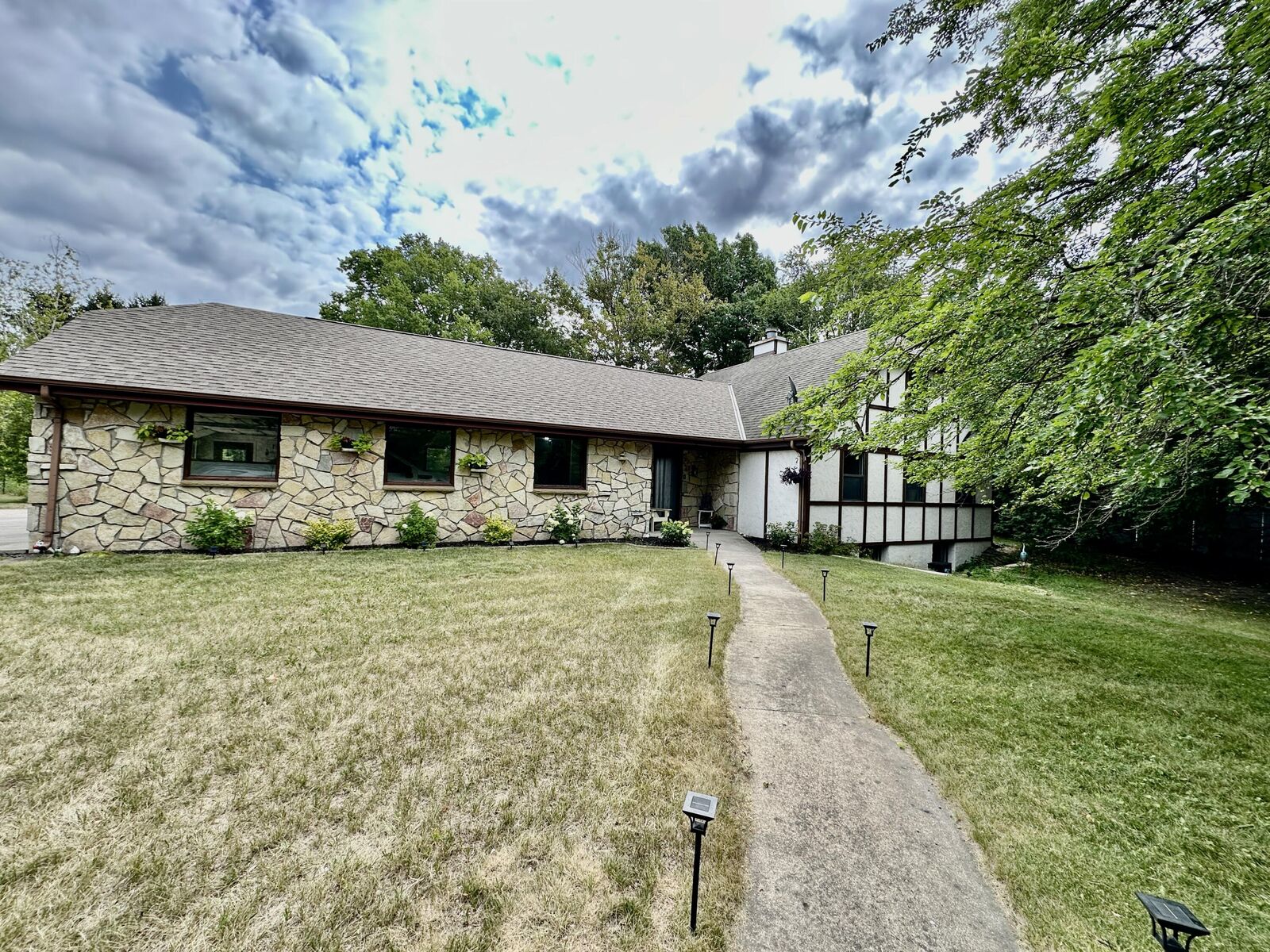Property Photo:  1894 Annette Ct  WI 53090 