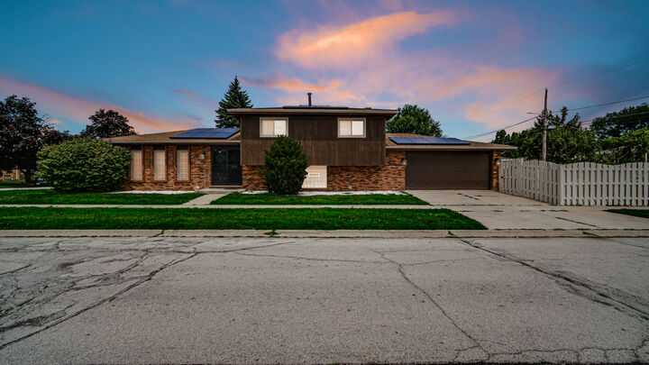 Property Photo:  621 Escanaba Avenue  IL 60409 