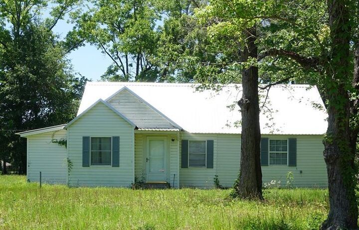 Property Photo:  220 E Spruce St  TX 75949 