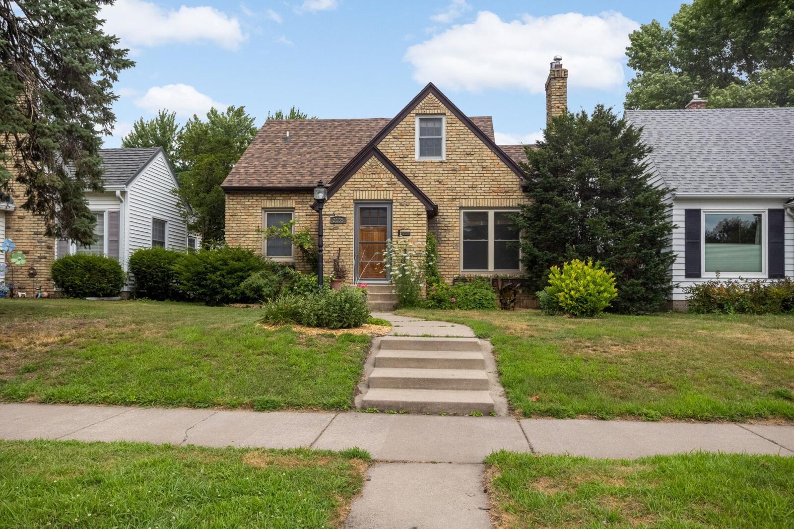 Property Photo:  2135 Pinehurst Avenue  MN 55116 