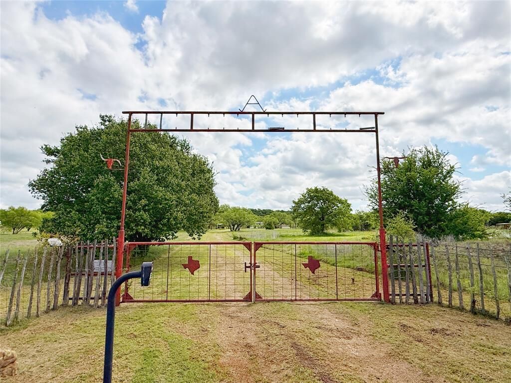 Property Photo:  1091 Withers Road  TX 76067 