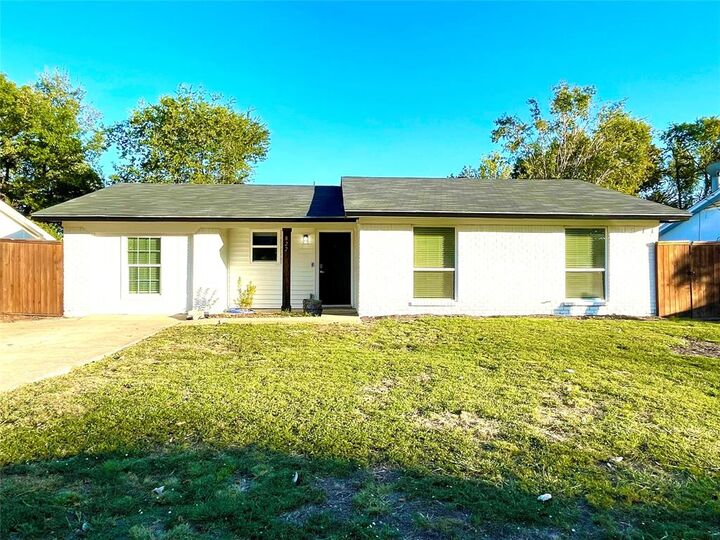 Property Photo:  822 Johnnie Row  TX 75159 