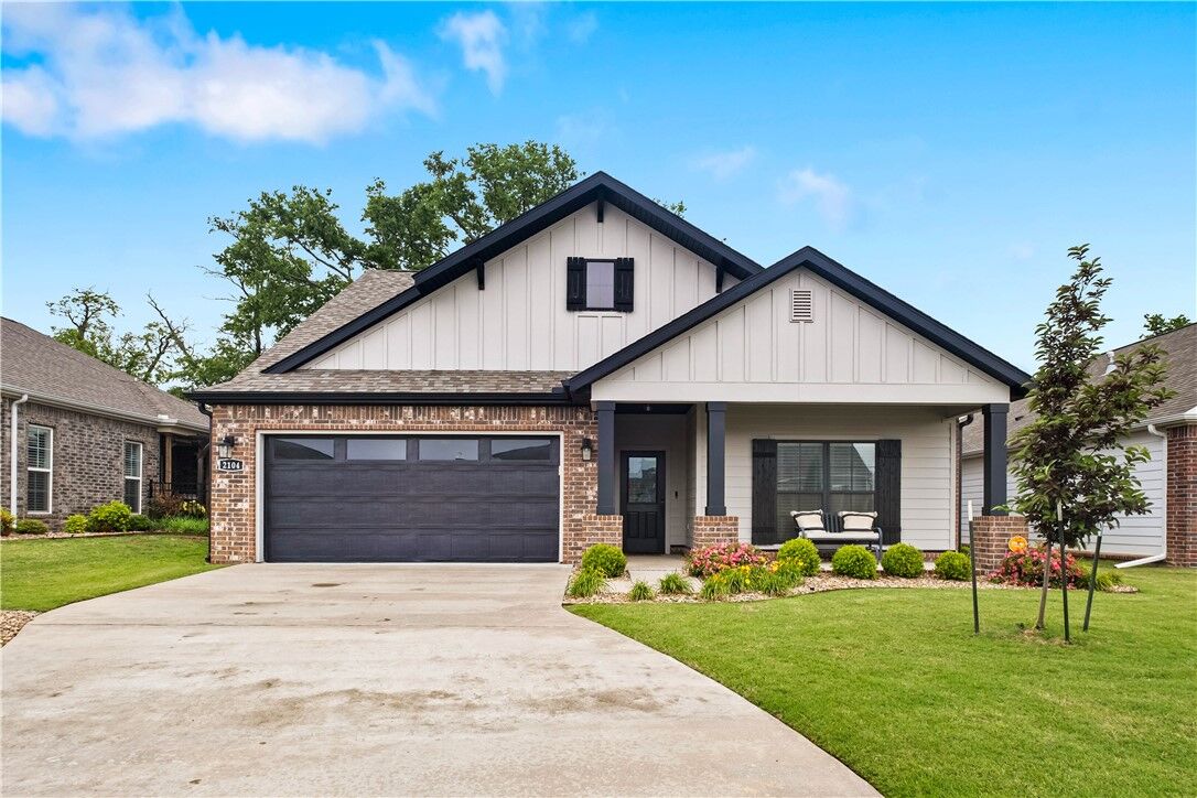 Property Photo:  2104 SW Huntwick Avenue  AR 72713 