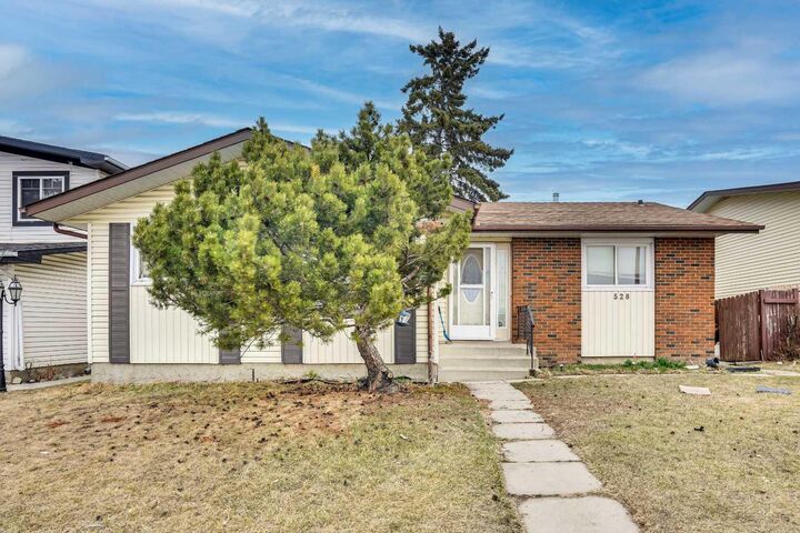 Property Photo: 528 Whiteridge Way NE AB T1Y 2Y4
