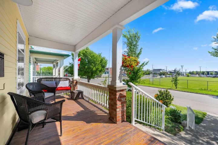 Property Photo:  2107 9 Street SE  AB T2G 3B7 