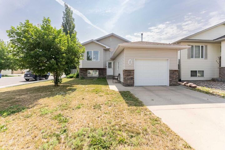 Property Photo:  218 Uplands Boulevard N  AB T1H 6S6 