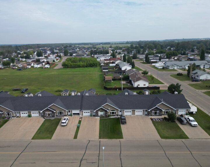Property Photo: 10902 100 Ave Unit 4 AB T0H 2H0