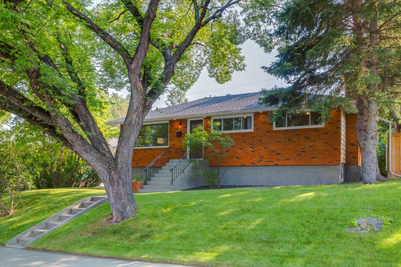 Property Photo:  131 Thorncrest Road NW  AB T2K 3B5 