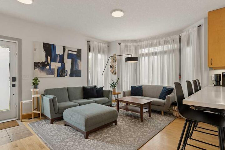 Photo de la propriété:  202 26 Avenue NW  AB T2M 2C9 