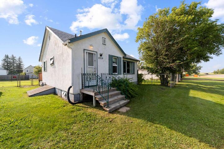 Property Photo: 1019 Main Street AB T0B 3P0