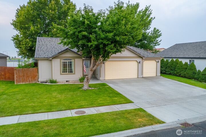 Property Photo:  211 E Inglewood Drive  WA 98837 