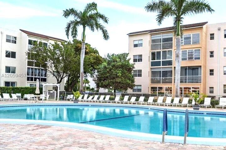 Property Photo:  2821 Somerset Dr 312  FL 33311 