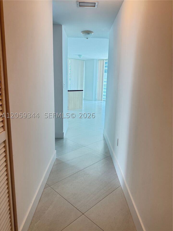 Property Photo:  1111 SW 1st Ave 1720-N  FL 33130 