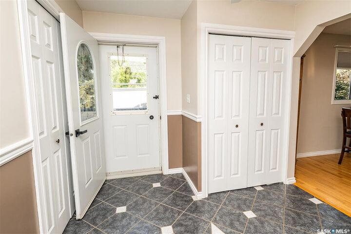 Property Photo:  302 7th Street E  SK S0A 4T0 