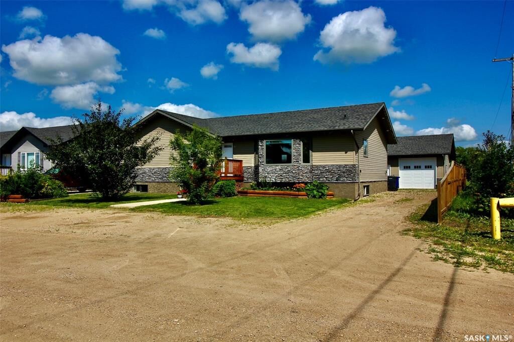 Property Photo:  300 7th Street  SK S0K 4N0 