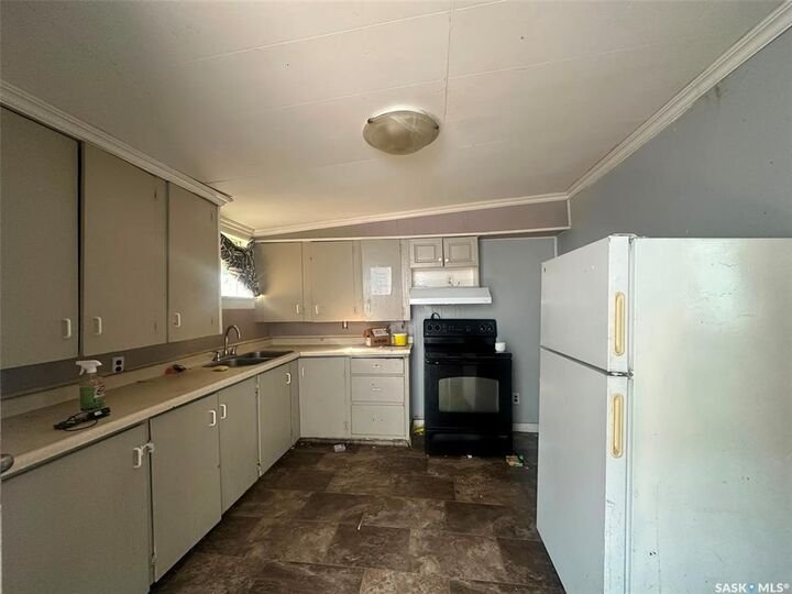 Property Photo:  619 L Avenue S  SK S7M 2H6 