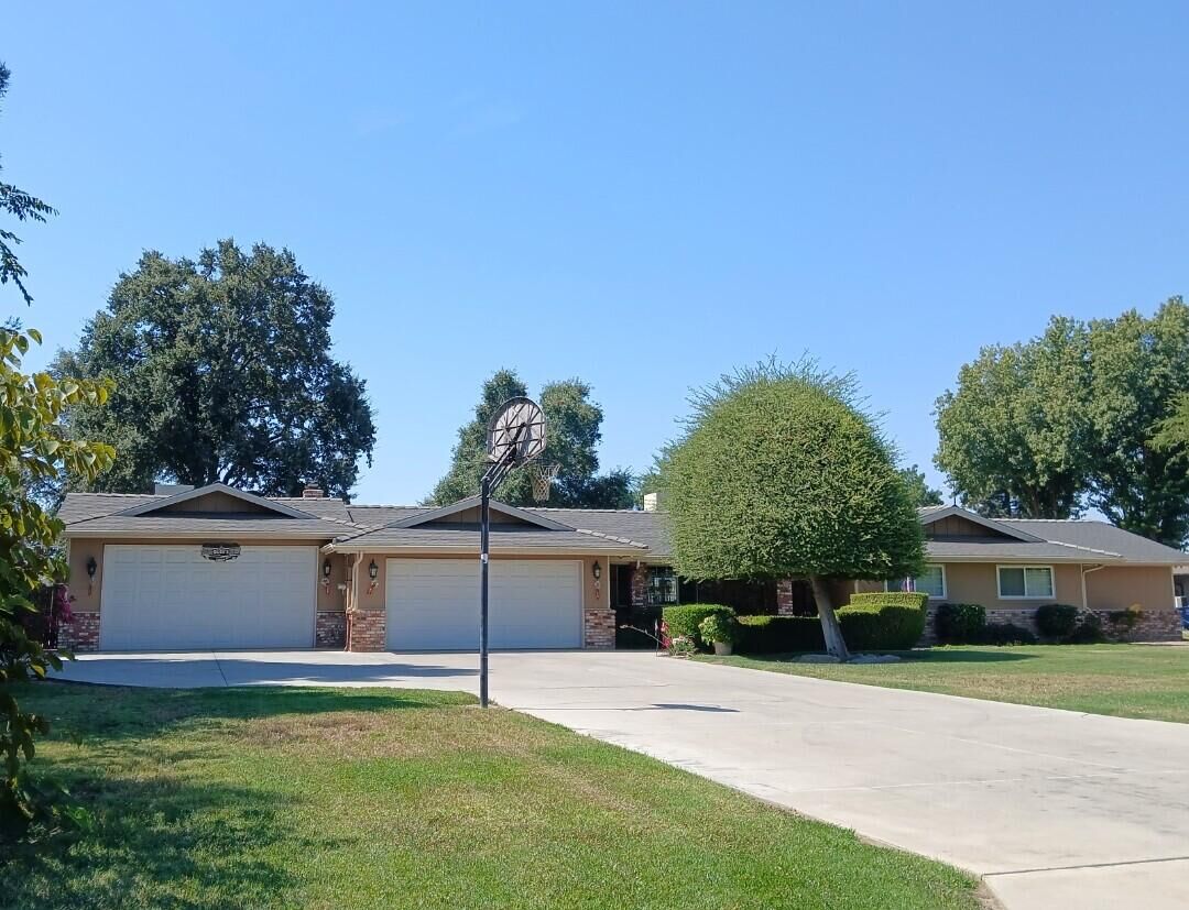 Property Photo: 12537 Marlin Avenue CA 93291