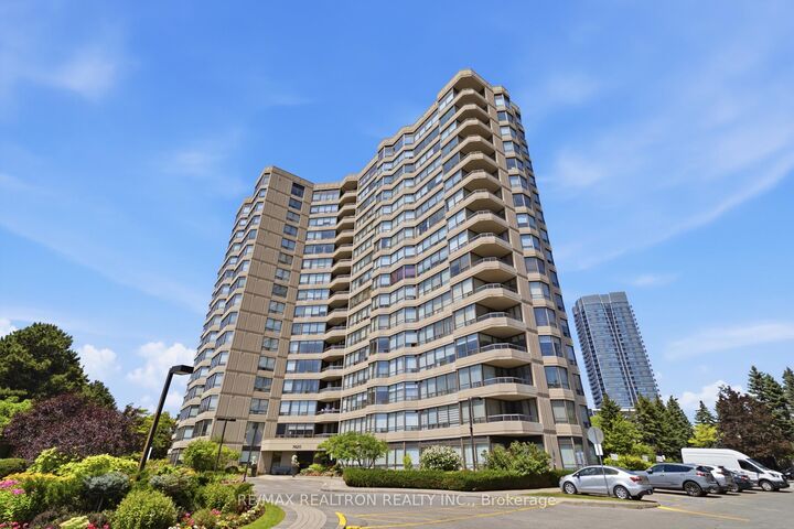 Property Photo: 7420 Bathurst Street 812 ON L4J 6X4