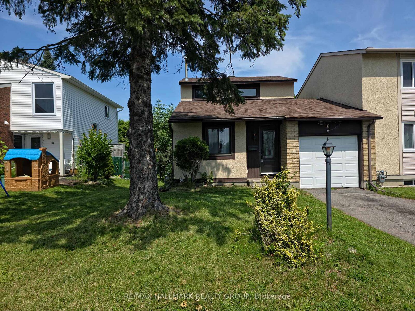 Property Photo:  16 Tedwyn Drive  ON K2J 1T8 