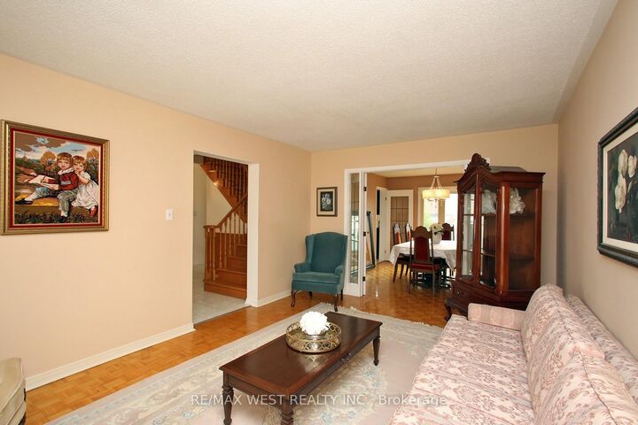 Property Photo: 540 Louis Drive ON L5B 2N2