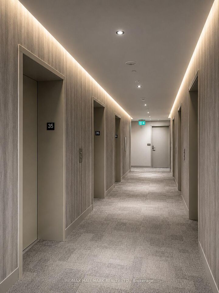Property Photo:  8 Interchange Way 3501  ON L4K 0R2 