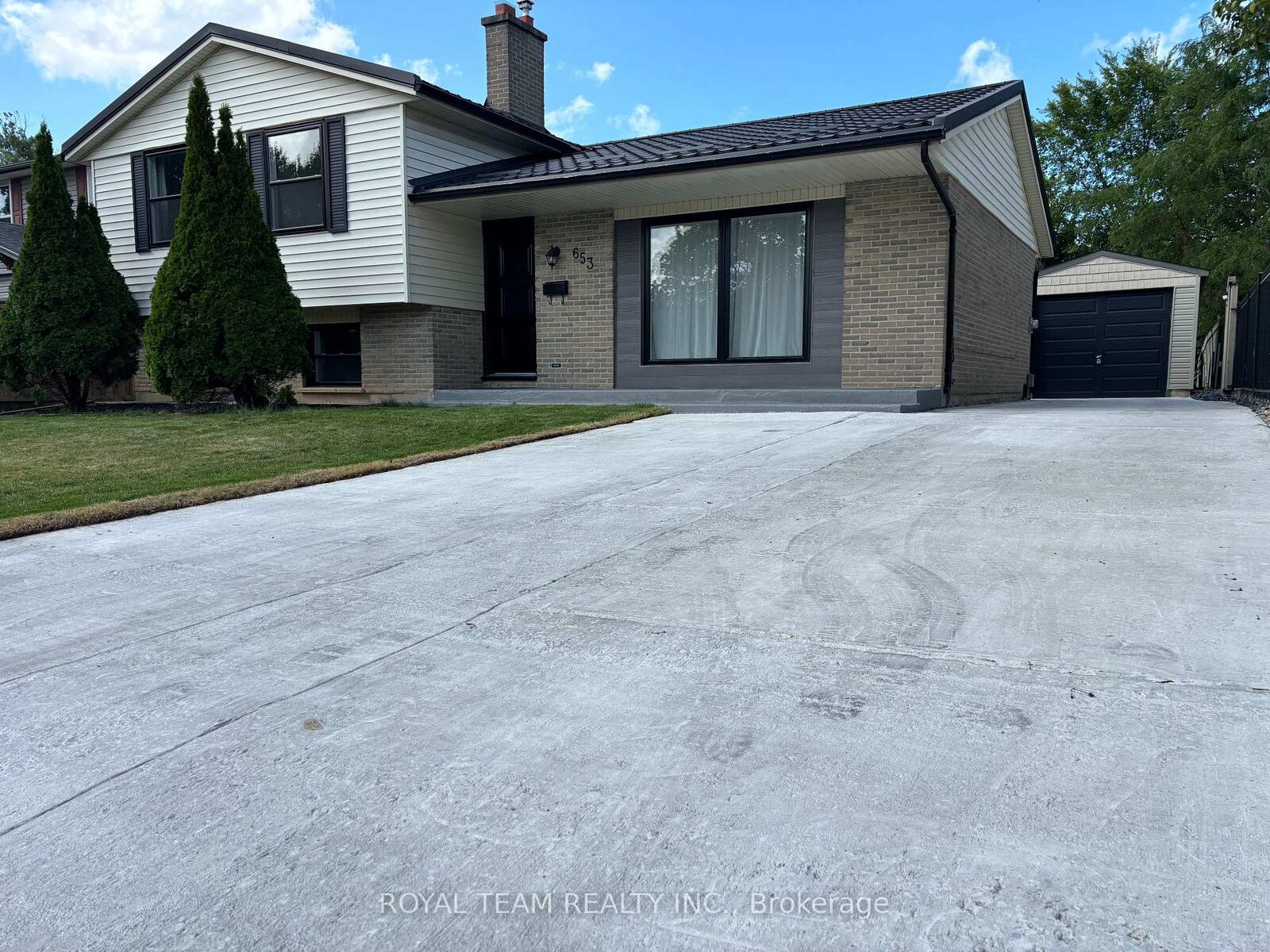Property Photo:  653 Steeplechase Drive  ON N6J 3P3 