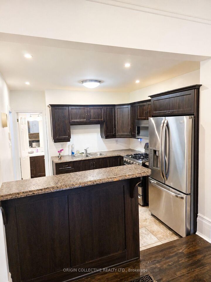 Property Photo:  43 Carr Street  ON M5T 1B6 