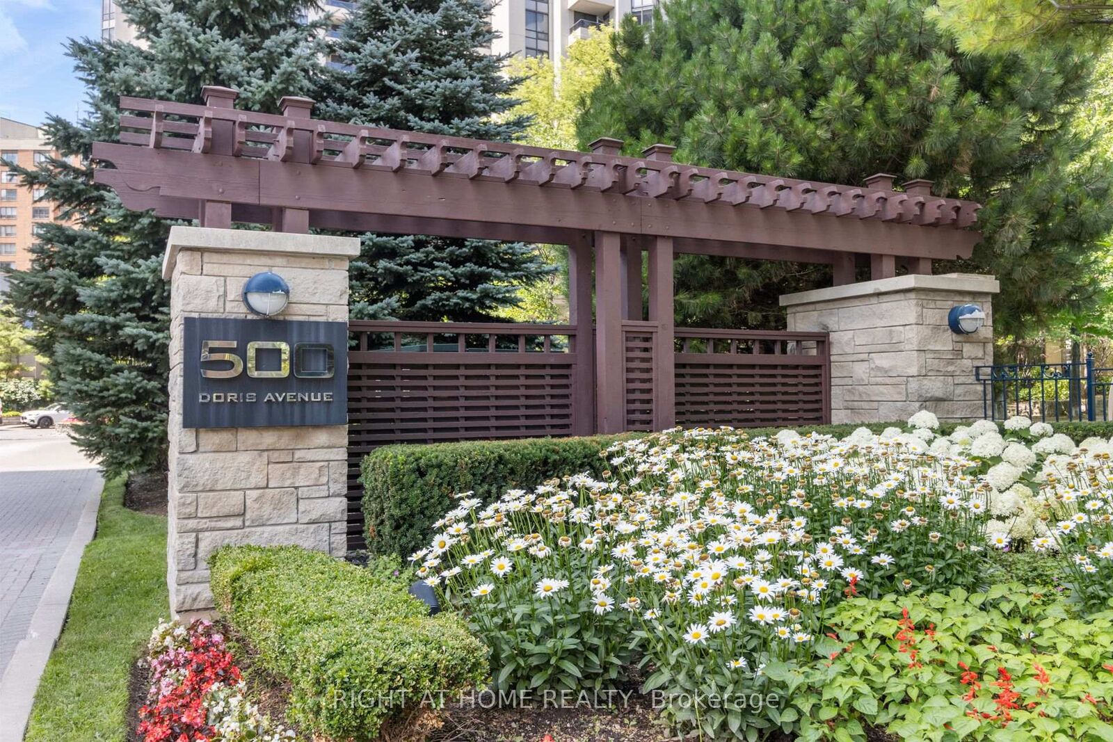 Property Photo: 500 Doris Avenue Th1 ON M2N 0C1
