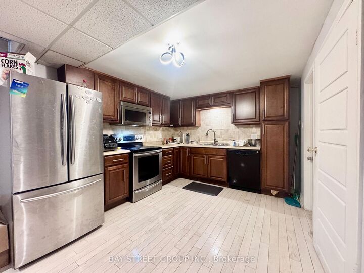 Property Photo:  2082 Burbank Drive Lower  ON L5L 2T8 