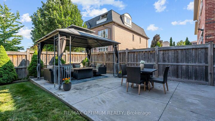 Property Photo: 37 Island Grove ON L6X 0Y1