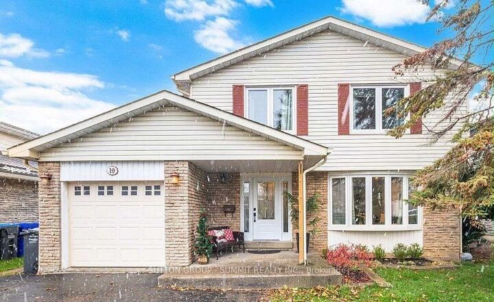 Property Photo:  19 Jasper Crescent Upper  ON L6S 1W8 