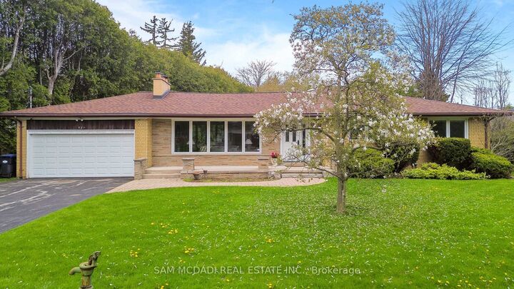 Property Photo: 521 Vanessa Crescent ON L5H 2N4