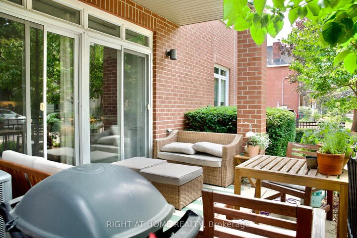 Property Photo: 400 McLeod Street 109 ON K2P 1A6