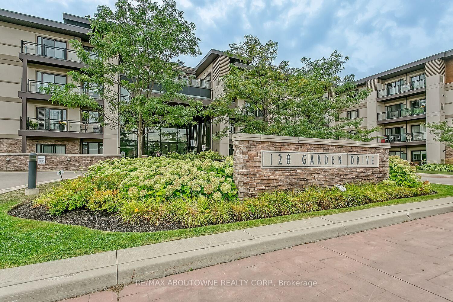 Property Photo:  128 Garden Drive 406  ON L6K 0H7 