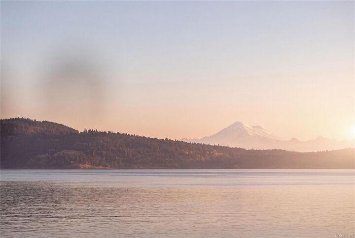 Property Photo: 2550 Queenswood Dr BC V8N 1X5