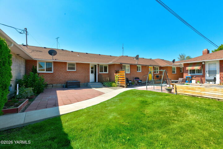 Property Photo: 313 N 42nd Ave WA 98908