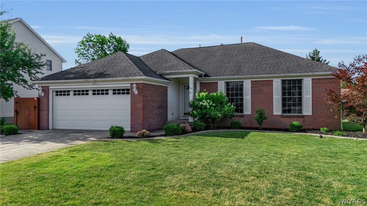 Property Photo:  43 Woodgate Drive  NY 14086 