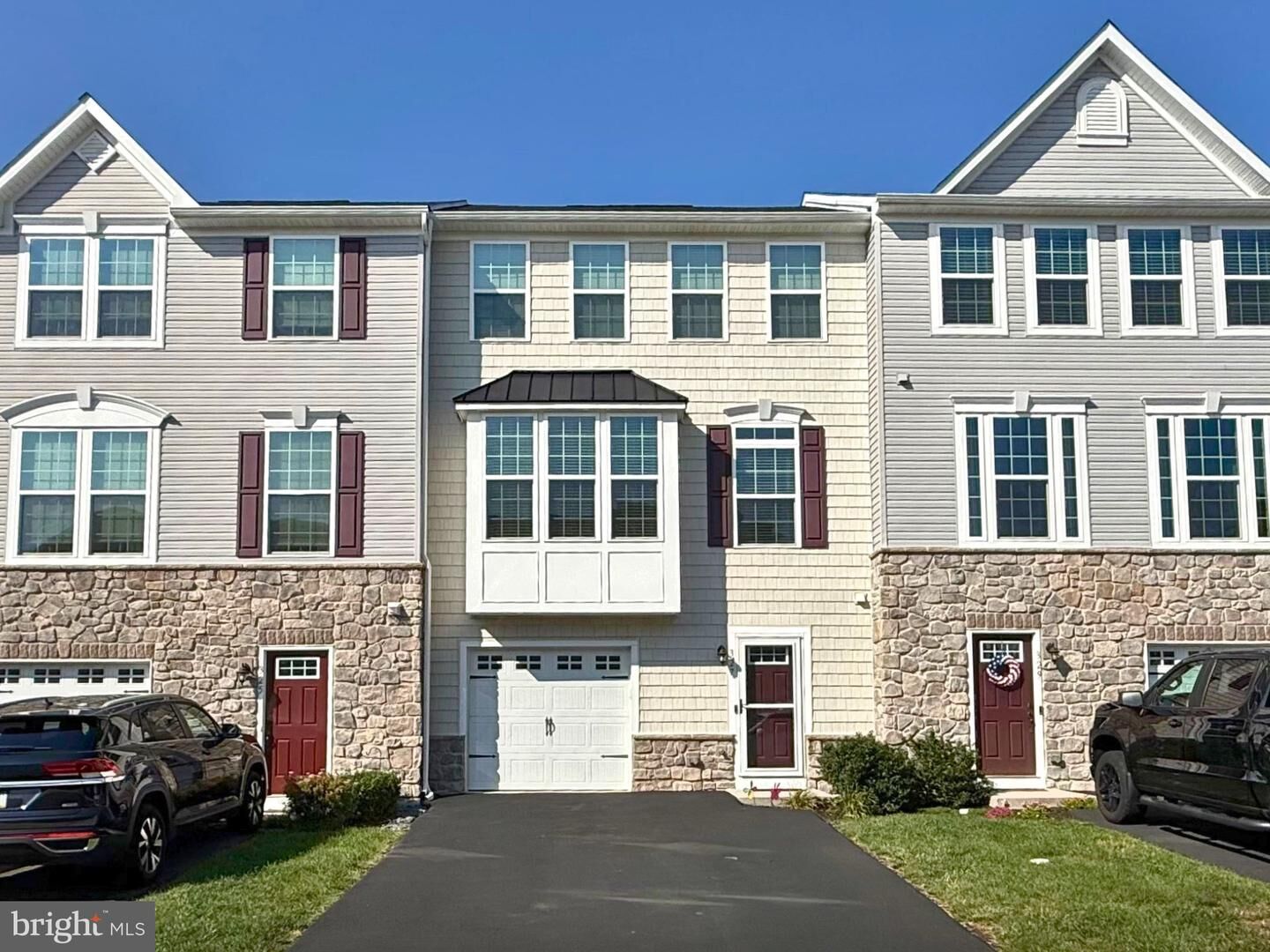 Property Photo:  327 Pin Oak Lane  PA 18944 