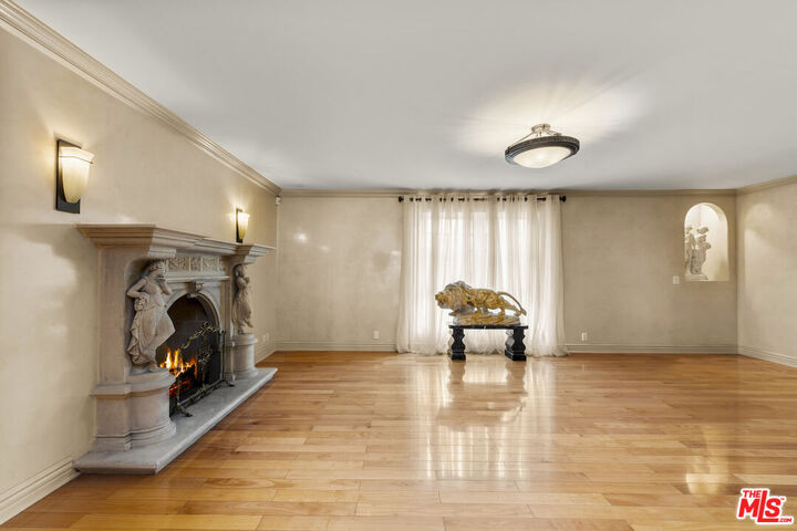 Property Photo:  6138 Maryland Dr  CA 90048 