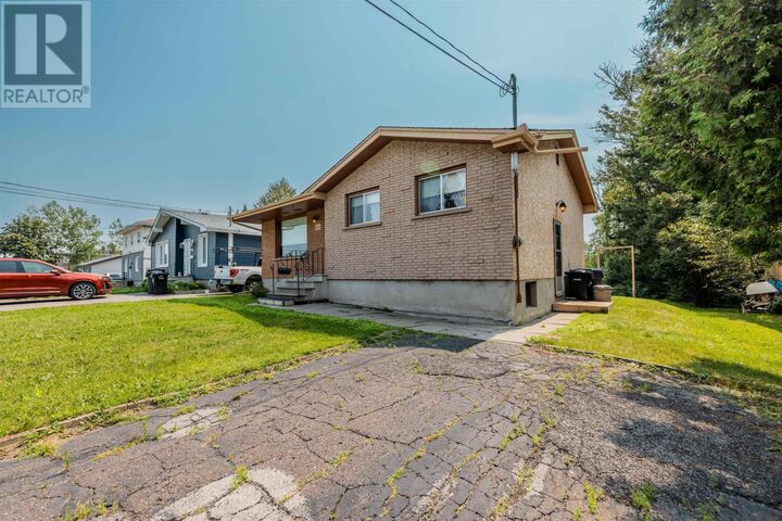 Property Photo:  283 Carl Ave E  ON P7B 4Z6 