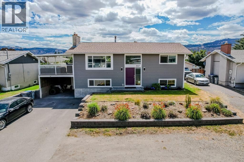 Property Photo: 667 Cumberland Avenue BC V2B 1Z1