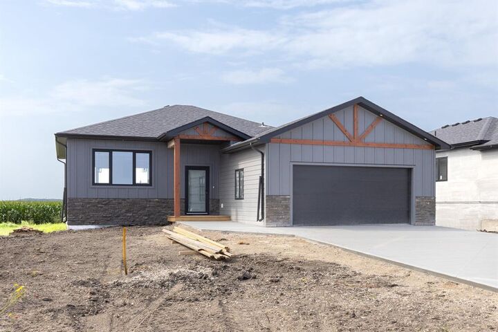 84 Sterling Crescent — photo 1