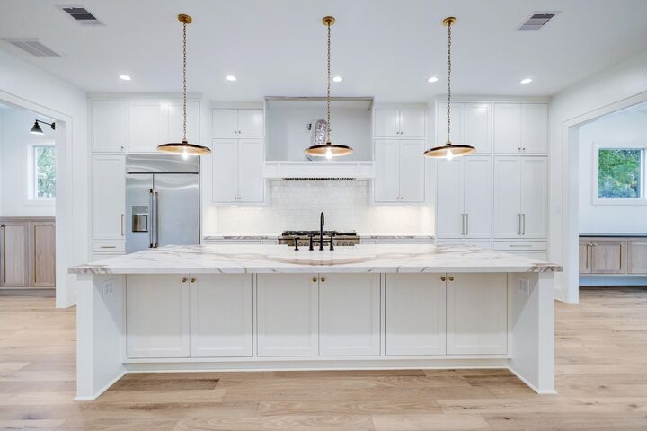 Property Photo:  2031 Saxon Drive  TX 77018 