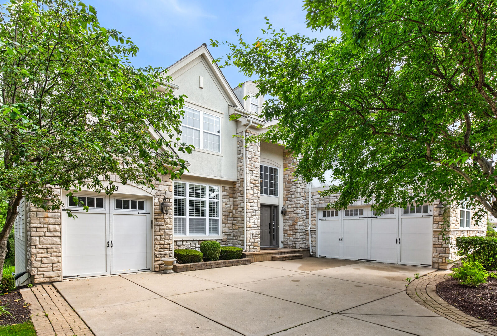 Property Photo: 1113 Ashley Lane IL 60010
